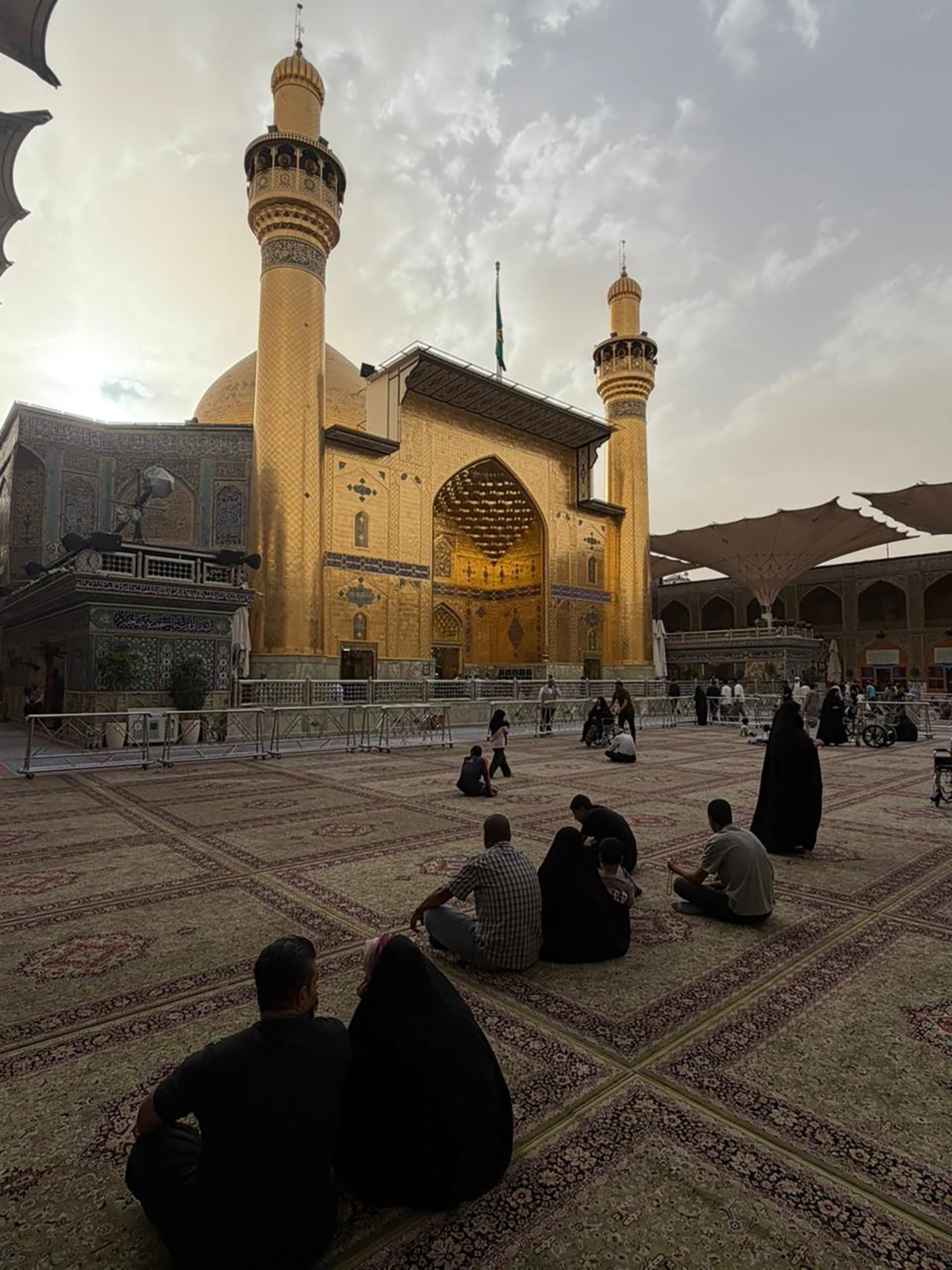 La Mezquita del Imán Alí, ubicada en Nayaf, Irak, es uno de los lugares más sagrados del Islam chií. Está construida sobre el lugar de descanso de Alí ibn Abi Talib, primo y yerno del profeta Mahoma, así como el primer imán del chiísmo y cuarto califa ortodoxo
