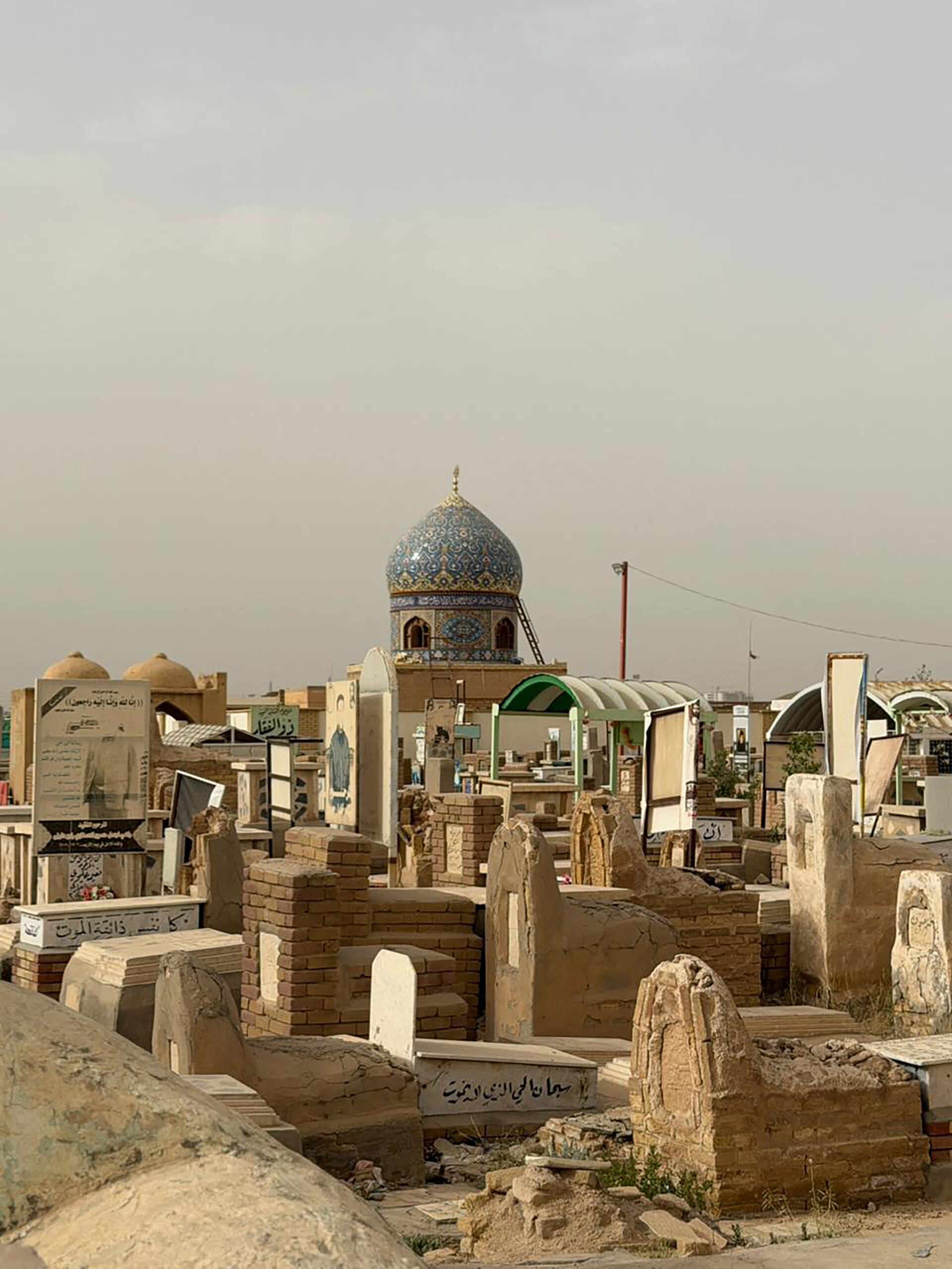 Wadi al-Salam, en la ciudad sagrada de Nayaf, es considerado el cementerio activo más grande del mundo y cosmopolita del mundo: hay enterradas personas de más de 20 nacionalidades