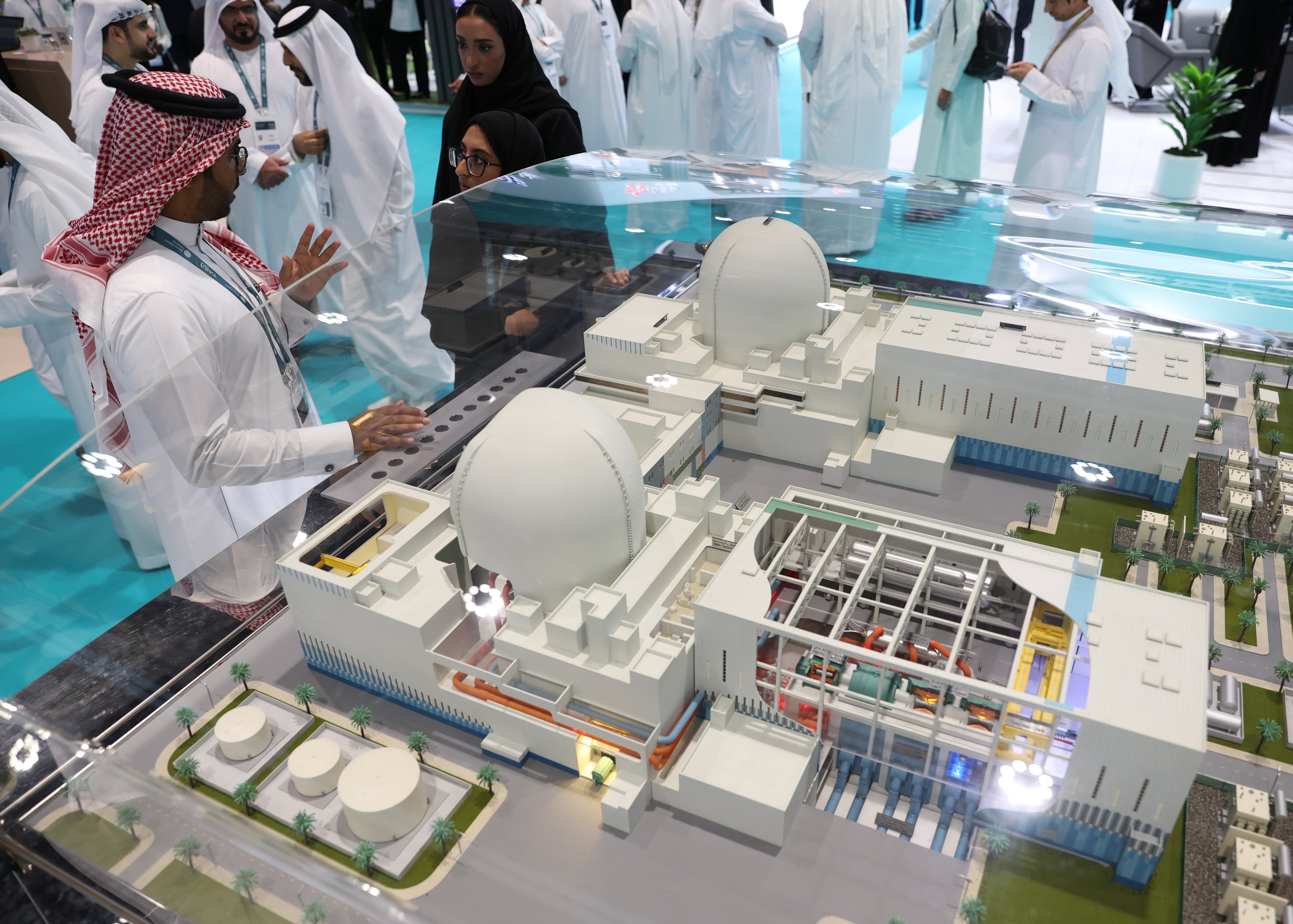 Maqueta de la planta nuclear de Barakah, la primera central atómica de la Península Arábiga y única del mundo árabe, que fue blanco de un ataque con dron el domingo. (EFE/EPA/Ali Haider, archivo) 