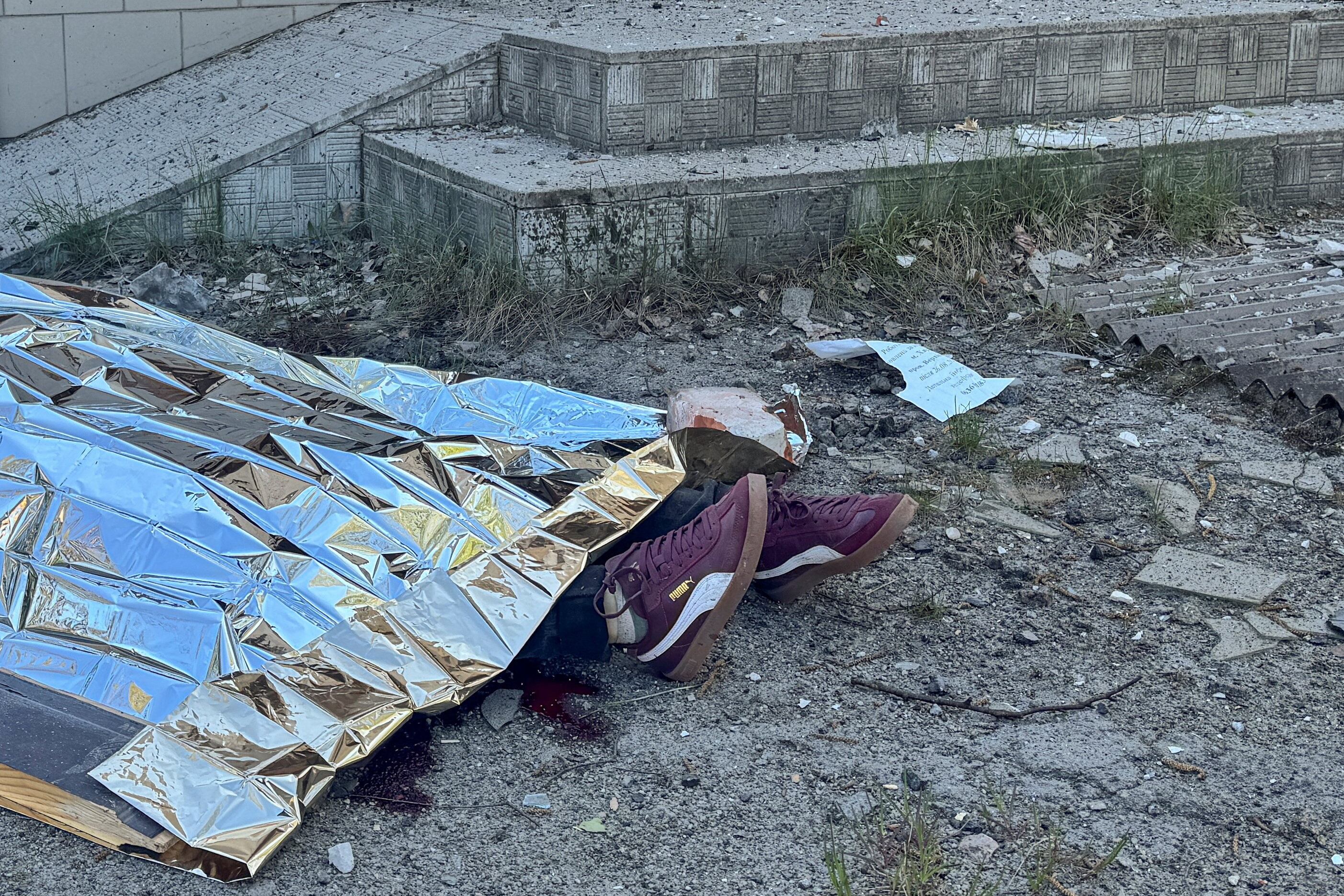 El cuerpo de un residente fallecido yace en el suelo en el lugar de un ataque con misiles rusos en la ciudad de Merefa, en medio del ataque de Rusia contra Ucrania, en la región de Járkov, Ucrania, el 4 de mayo de 2026. Fotografía tomada con un teléfono móvil. REUTERS/Vitalii Hnidyi