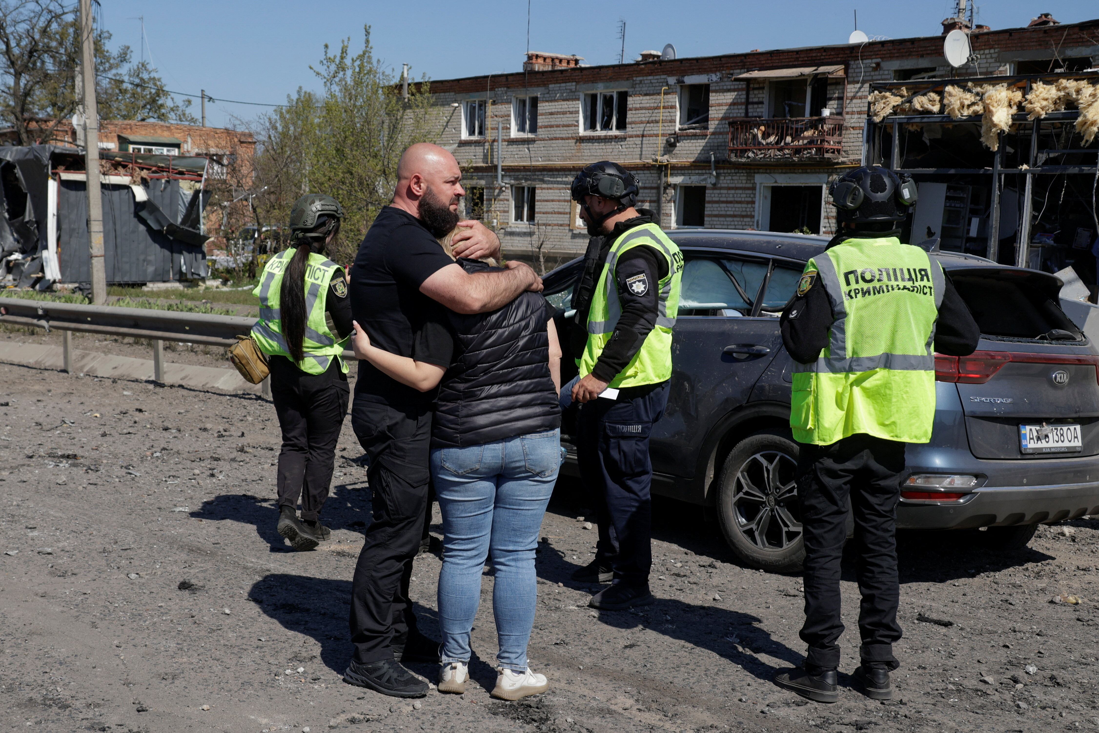 Residentes reaccionan junto a un automóvil que contiene el cuerpo de su familiar, quien murió en un ataque con misiles rusos en la ciudad de Merefa, en medio del ataque de Rusia contra Ucrania, en la región de Kharkiv, Ucrania, el 4 de mayo de 2026. REUTERS/Sofiia Gatilova