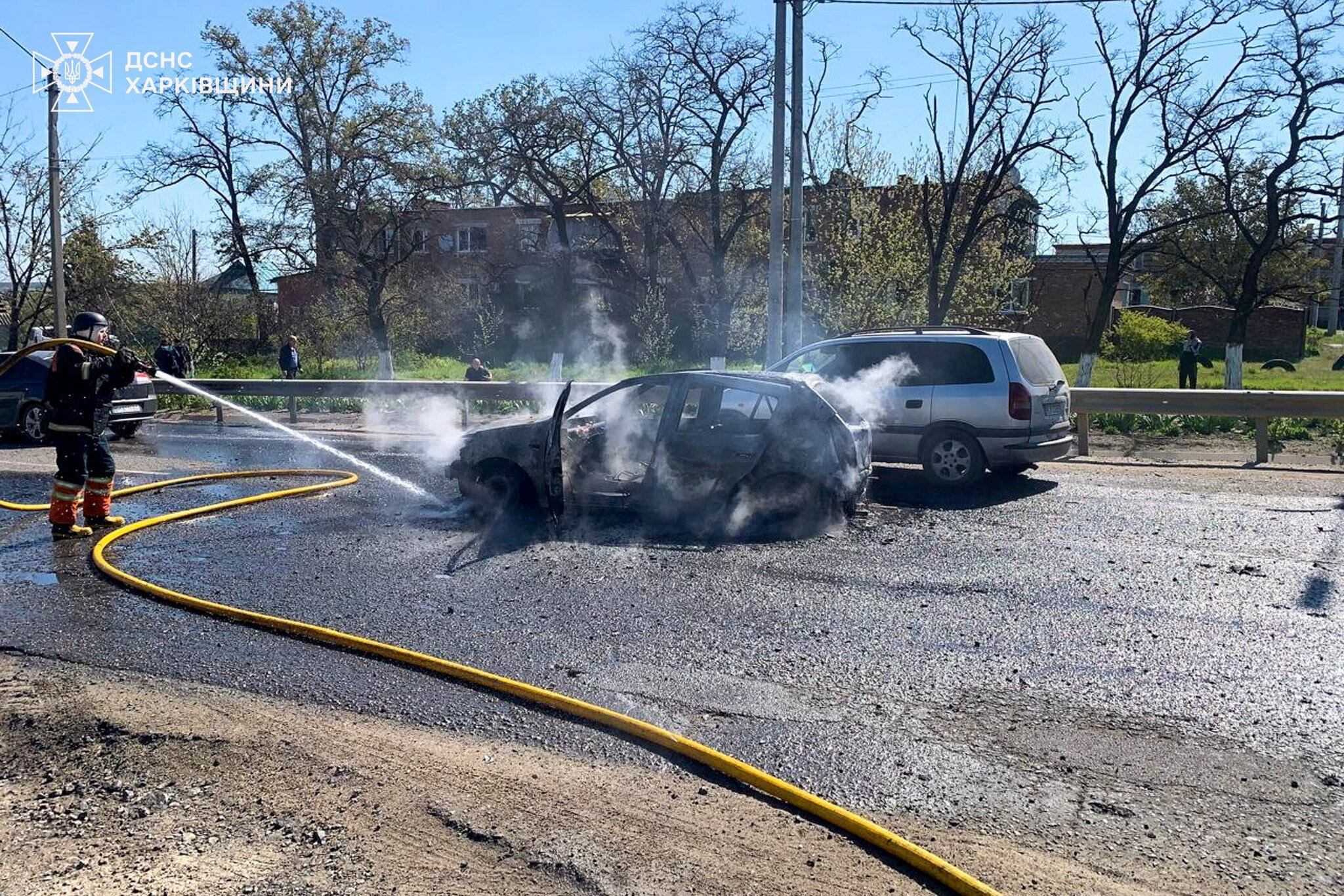 Un bombero apaga un coche que fue dañado durante un ataque con misiles rusos en la ciudad de Merefa, durante el ataque de Rusia contra Ucrania, en la región de Járkov, Ucrania. 4 de mayo de 2026. Servicio de prensa del Servicio Estatal de Emergencias de Ucrania en la región de Járkov/Cedida a REUTERS