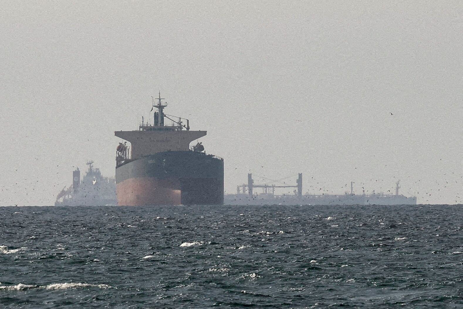 Buques de carga en el Golfo, cerca del Estrecho de Ormuz, visto desde el norte de Ras al-Jaima, cerca de la frontera con el gobierno Musandam de Omán, en medio del conflicto entre Estados Unidos e Israel con Irán, en Emiratos Árabes Unidos, 11 de marzo de 2026./File Photo