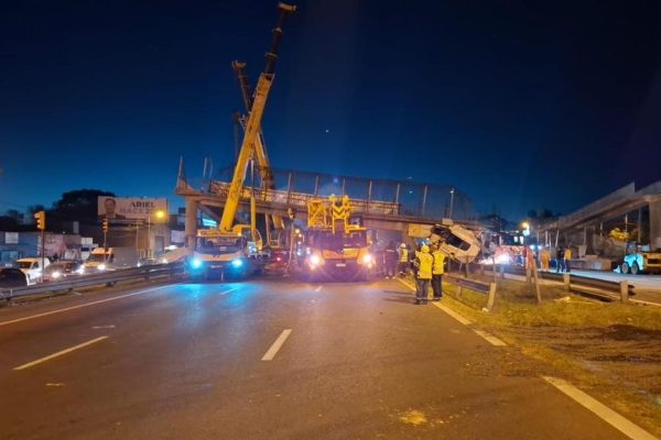 Un camión chocó contra un puente peatonal en la Panamericana y lo derrumbó