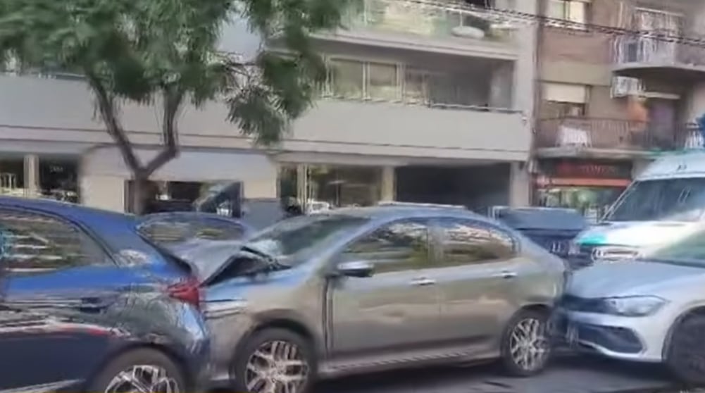 El choque involucró dos motos y cinco automóviles en una de las zonas más transitadas de la Ciudad de Buenos Aires