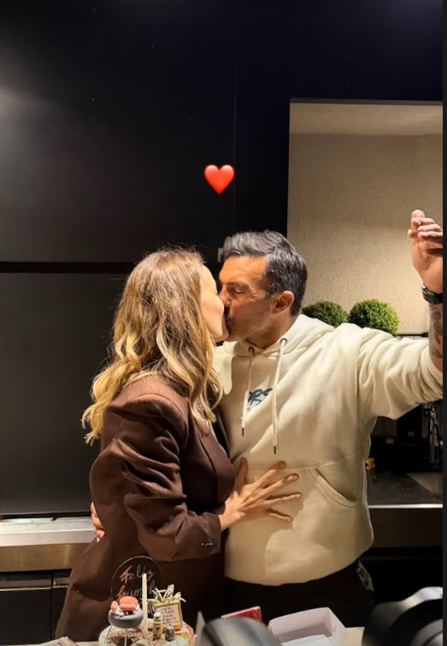 Fabián Cubero y Mica Viciconte se besan tiernamente en una íntima celebración, un momento especial inmortalizado por Allegra Cubero junto a una torta de cumpleaños.