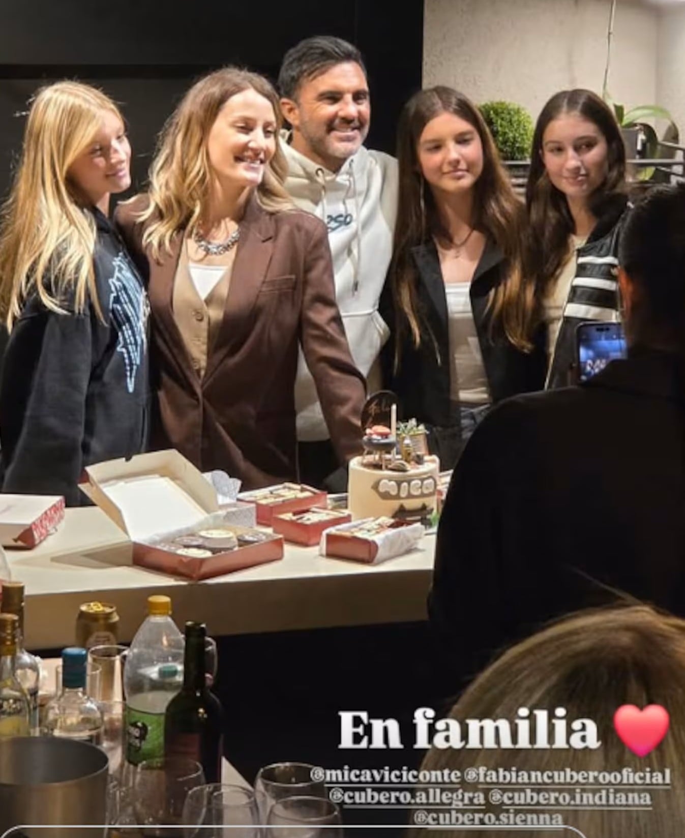 Fabián Cubero, Mica Viciconte y las hijas del exfutbolista posan sonrientes durante el cumpleaños de la conductora (@peralta_nico)