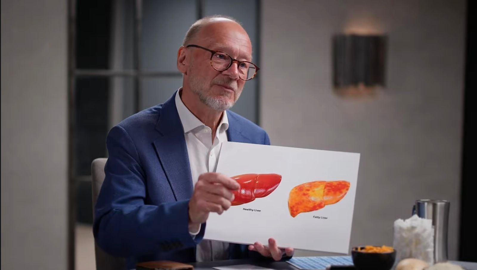 El Dr. David Unwin advierte sobre el riesgo metabólico elevado asociado a alimentos ultraprocesados y bebidas azucaradas, clave en la diabetes tipo 2 (Captura de video: YouTube/@TheDiaryOfACEO)