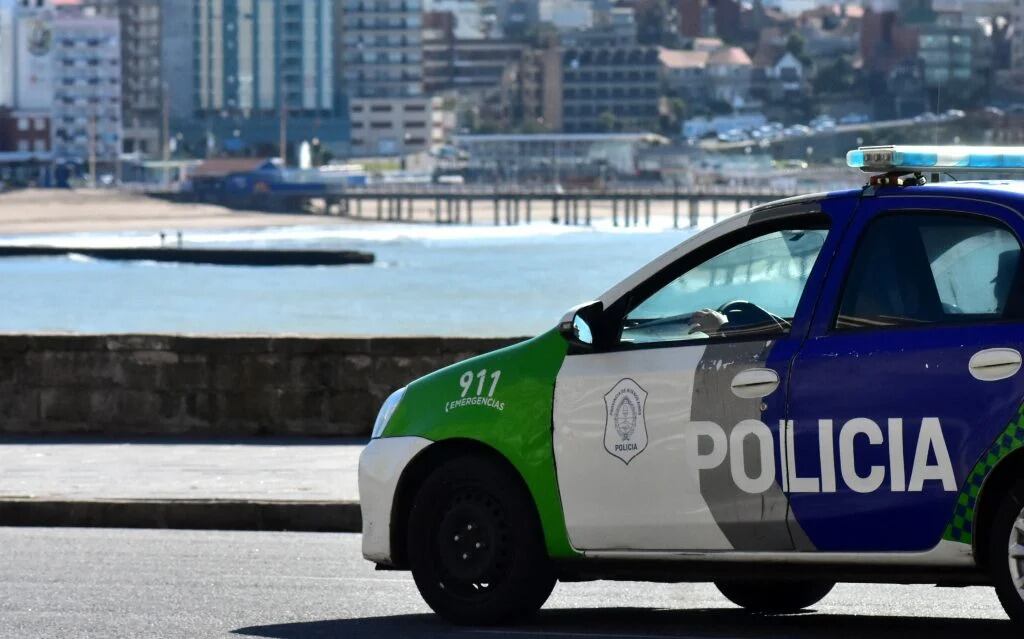 Un caso similar ocurrió en Mar del Plata, donde un hombre fue arrestado tras retener por la fuerza a su expareja y amenazarla con un arma blanca