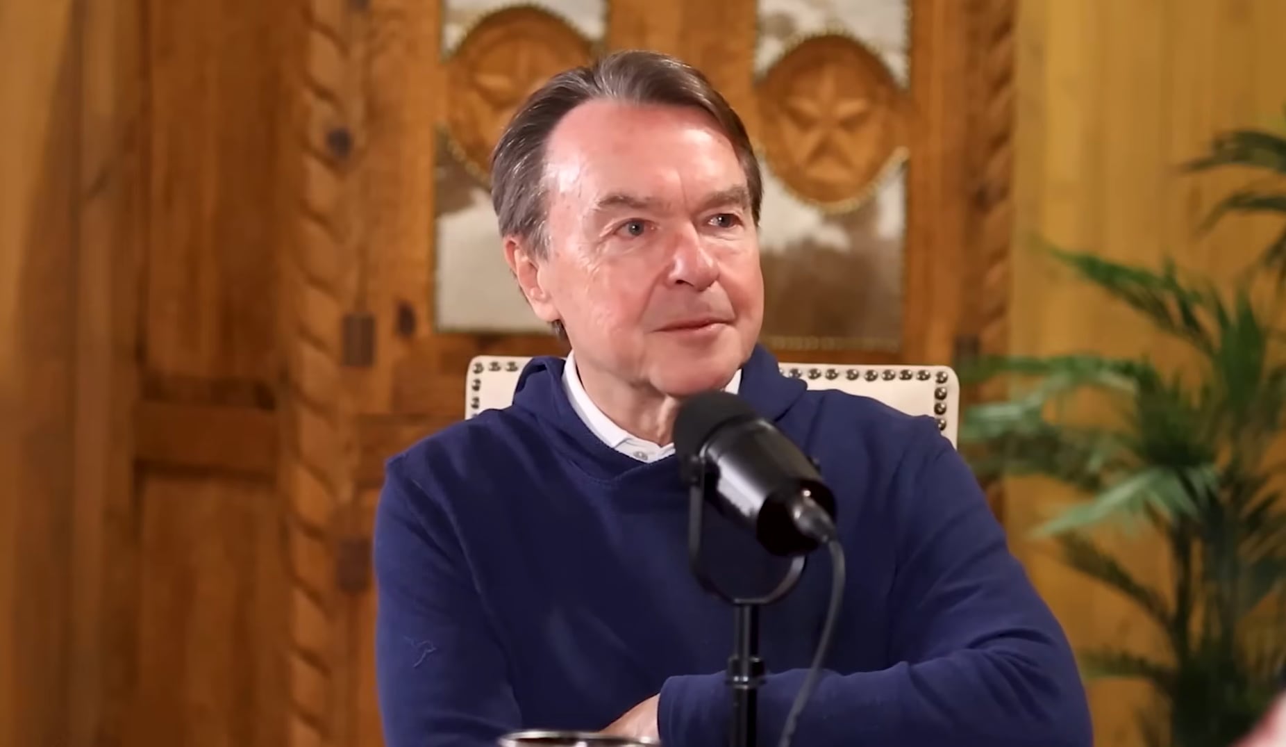 El empresario y escritor Michael Clinton consultó a más de 70 especialistas en salud y envejecimiento para su libro sobre longevidad (Captura de video: YouTube/@TheMidlifeChrysalisPodcast)