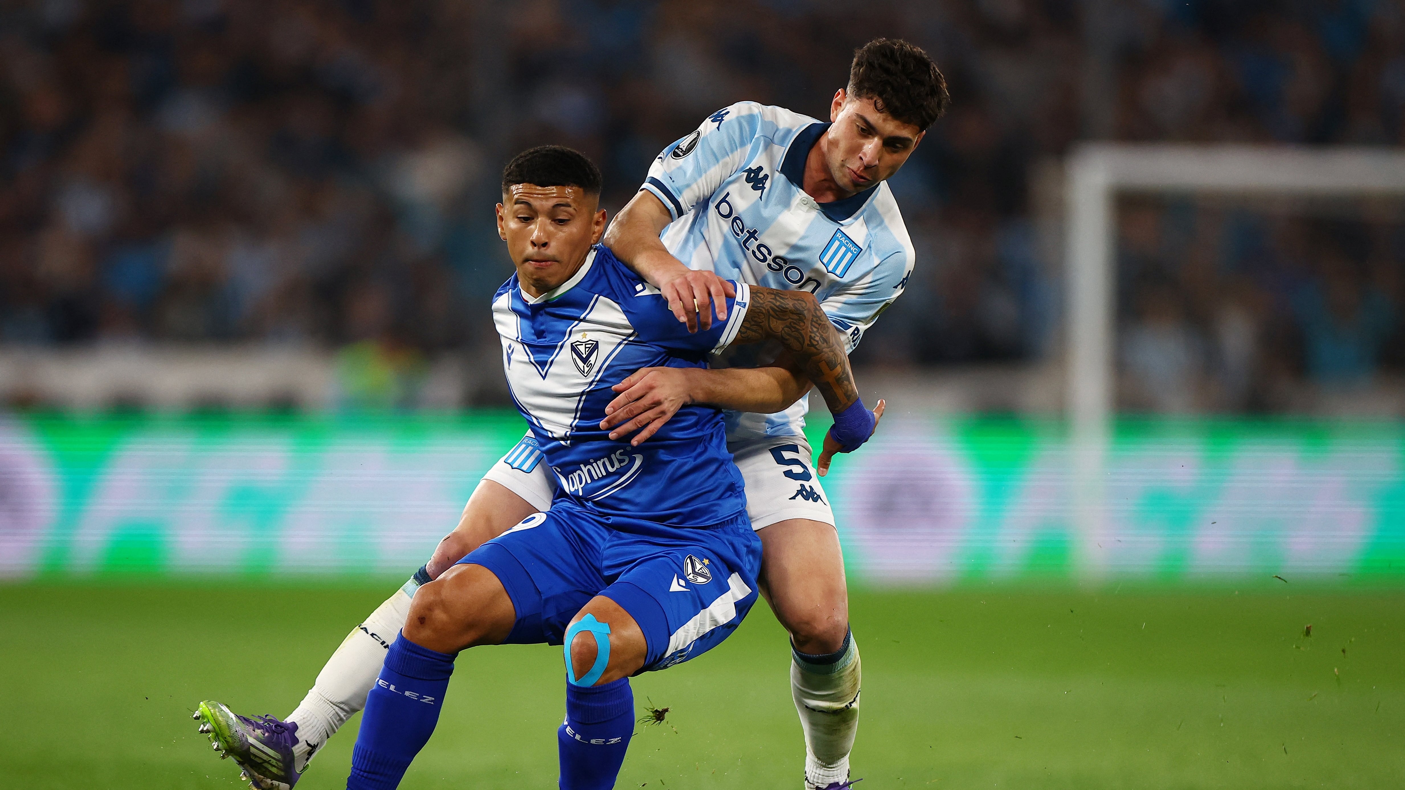 Imanol Machuca sigue sin poder jugar con Vélez (REUTERS/Agustin Marcarian)
