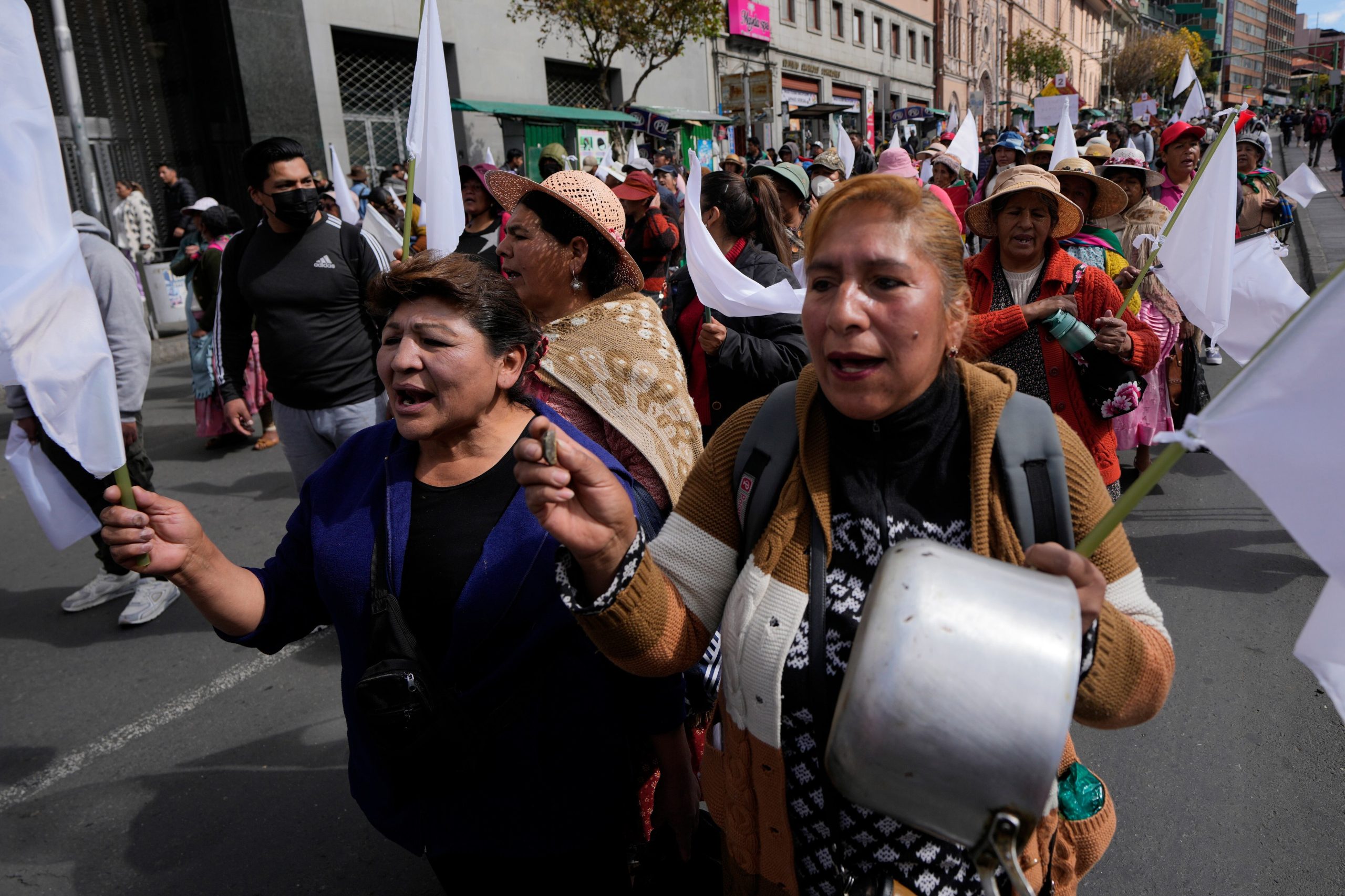 Un juzgado de Bolivia anuló las órdenes de captura contra los dos principales líderes de las protestas y bloqueos de carreteras