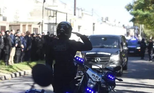 Un policía que escoltaba un traslado de órganos murió tras chocar su moto contra un auto en Rosario