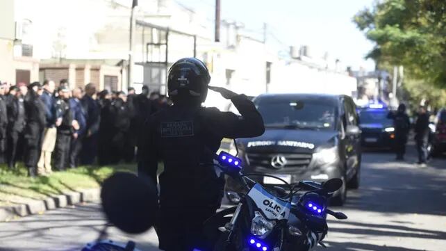 Un policía que escoltaba un traslado de órganos murió tras chocar su moto contra un auto en Rosario