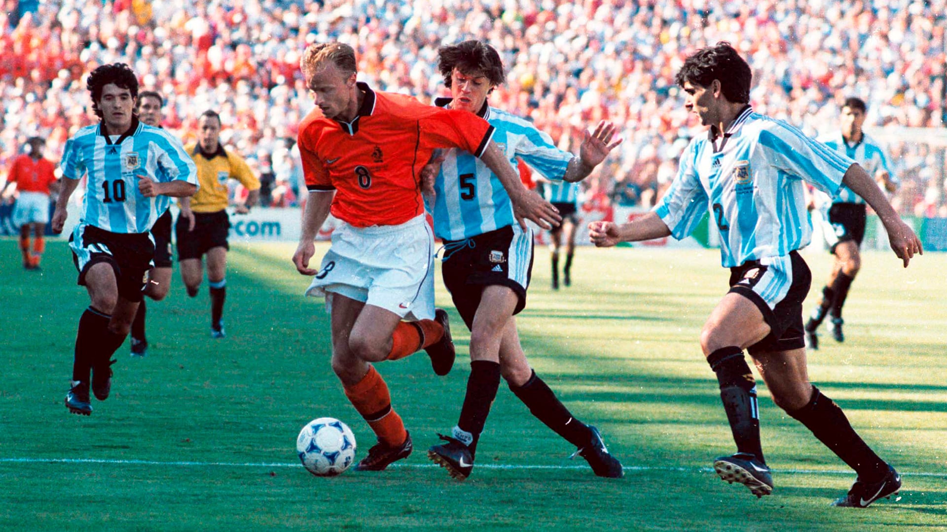 Con la 5 de la Selección, Almeyda intenta sacarle la pelota a Bergkamp durante el duelo de cuartos de final del Mundial 98 entre Argentina y Holanda