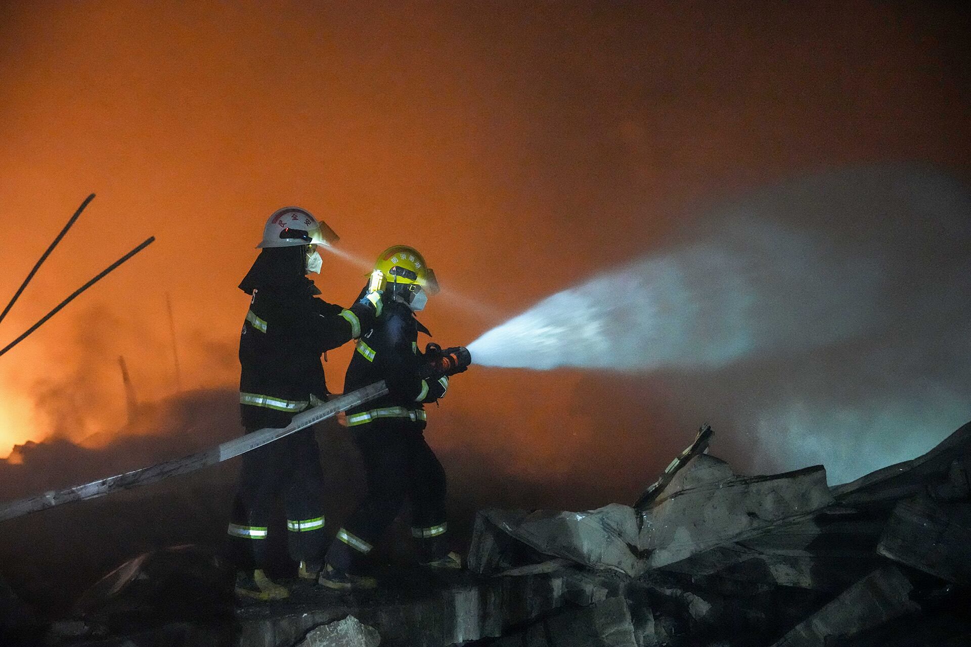 Bomberos combaten un incendio masivo en una fábrica de fuegos artificiales en China, donde una explosión causó al menos 26 muertos y decenas de heridos. (AP News)
