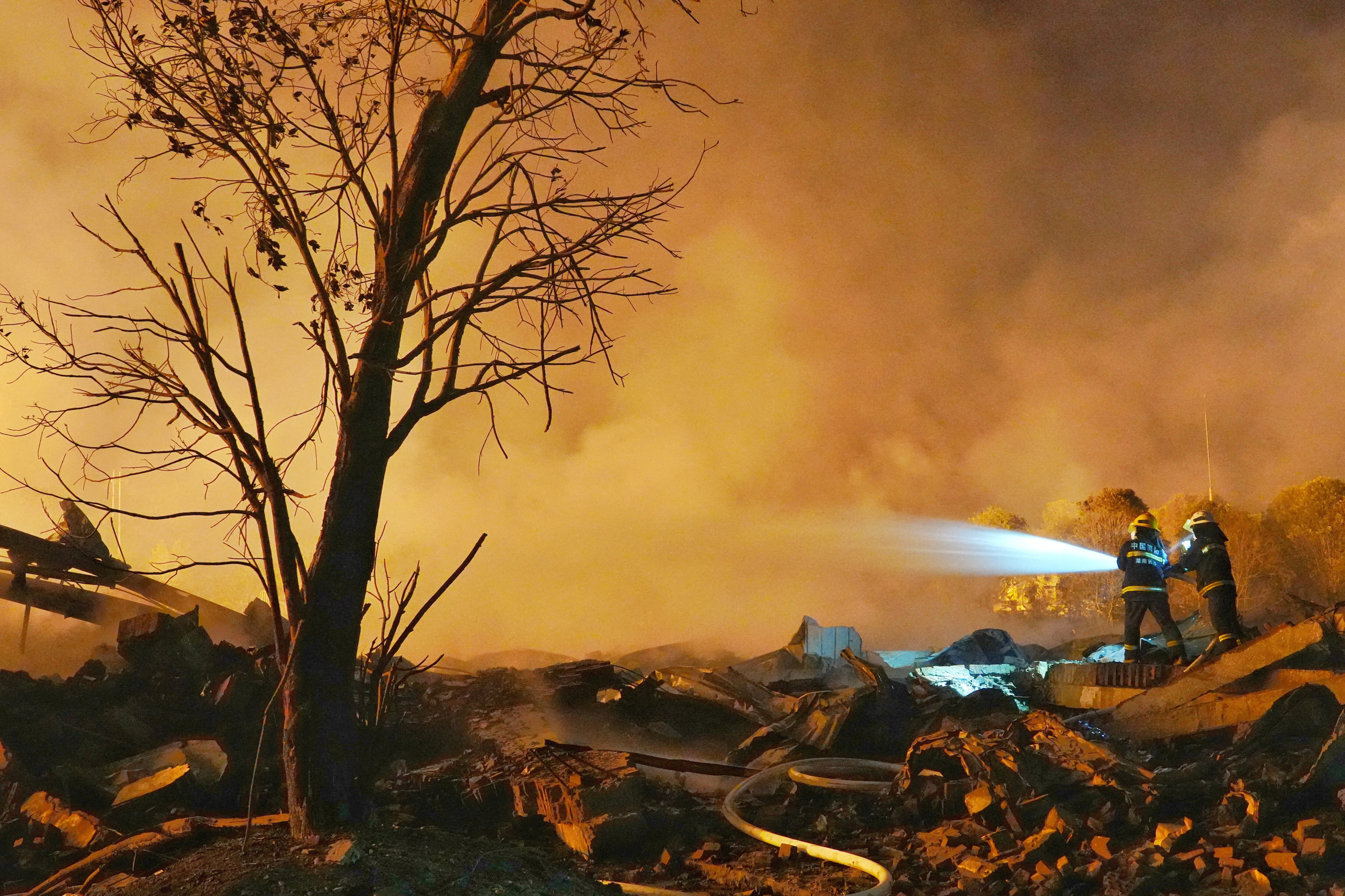 Los bomberos trabajan para extinguir un incendio tras una explosión en una fábrica de fuegos artificiales en Liuyang, provincia de Hunan, China. 5 de mayo de 2026. cnsphoto via REUTERS