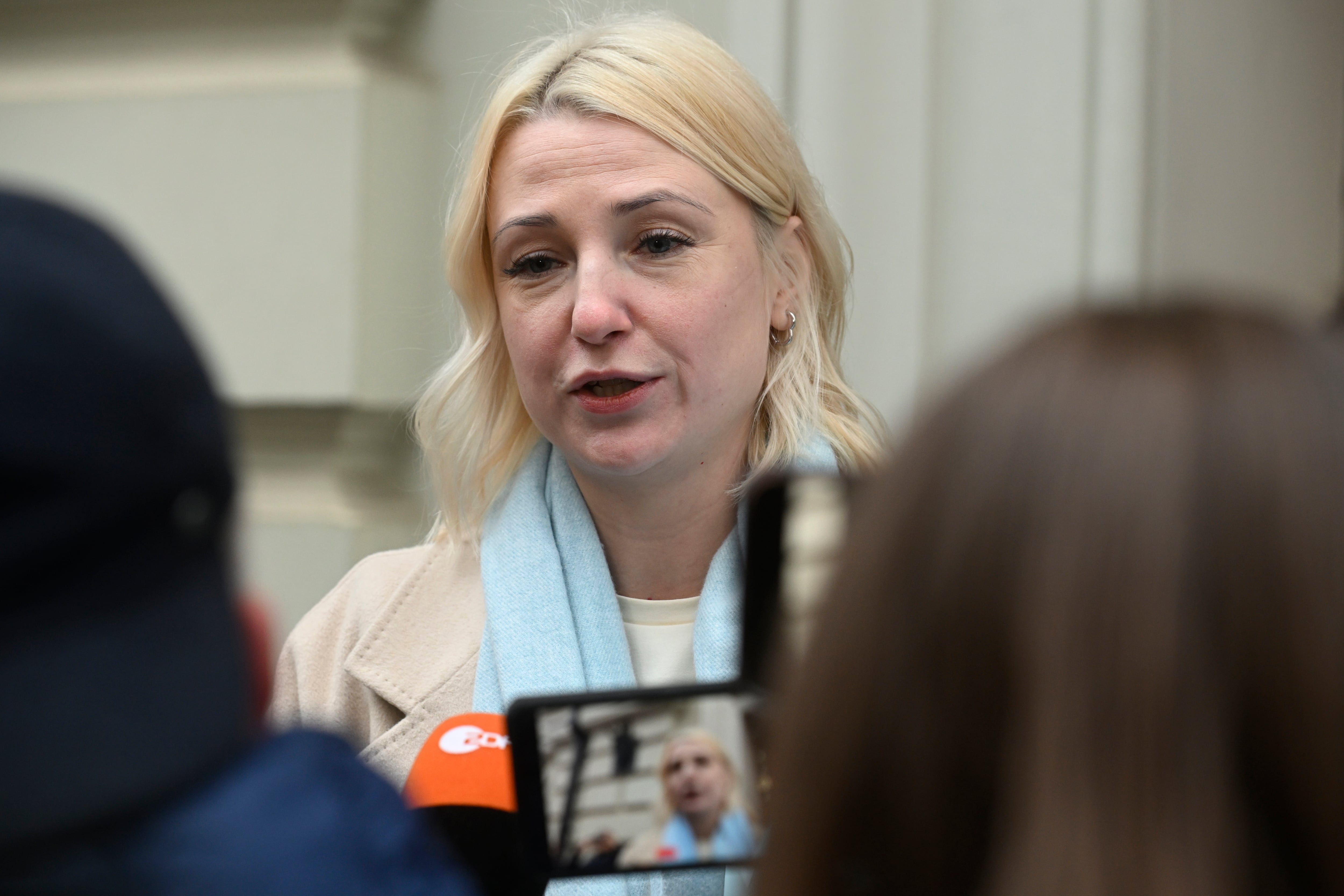 Yekaterina Duntsova, aspirante presidencial declarada agente extranjero por el Kremlin, a las puertas del Tribunal Supremo de Moscú donde impugnó su exclusión de las elecciones de 2024. (Foto AP/Dmitry Serebryakov)
