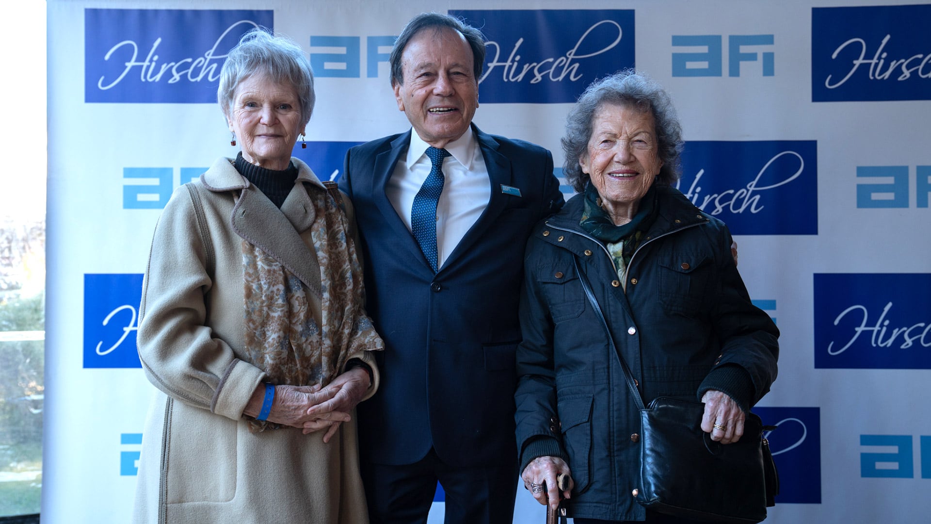 Diana Wang, del Museo del Holocausto, con ROberto Herzfeld, presidente de AFI, y Ruth Marshall, sobreviviente