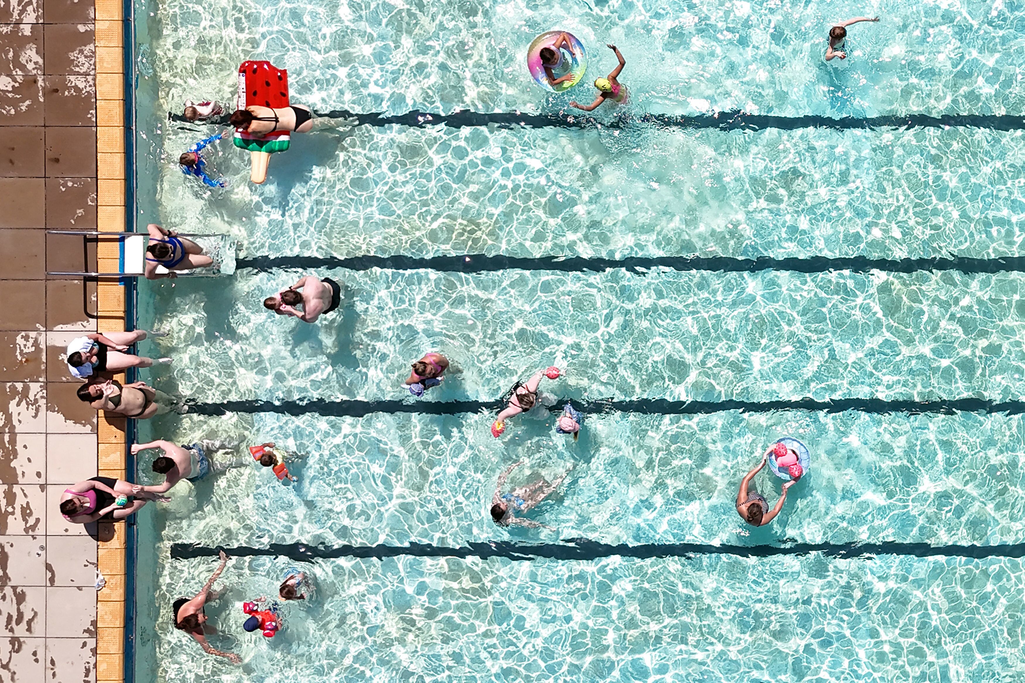 Vecinos de Letchworth Garden City, en el condado de Hertfordshire, se refrescan en una piscina al aire libre mientras el Reino Unido registraba temperaturas récord para mayo. Cuatro adolescentes murieron ahogados en lagos y embalses del país durante la misma jornada. (Joe Giddens/PA vía AP)