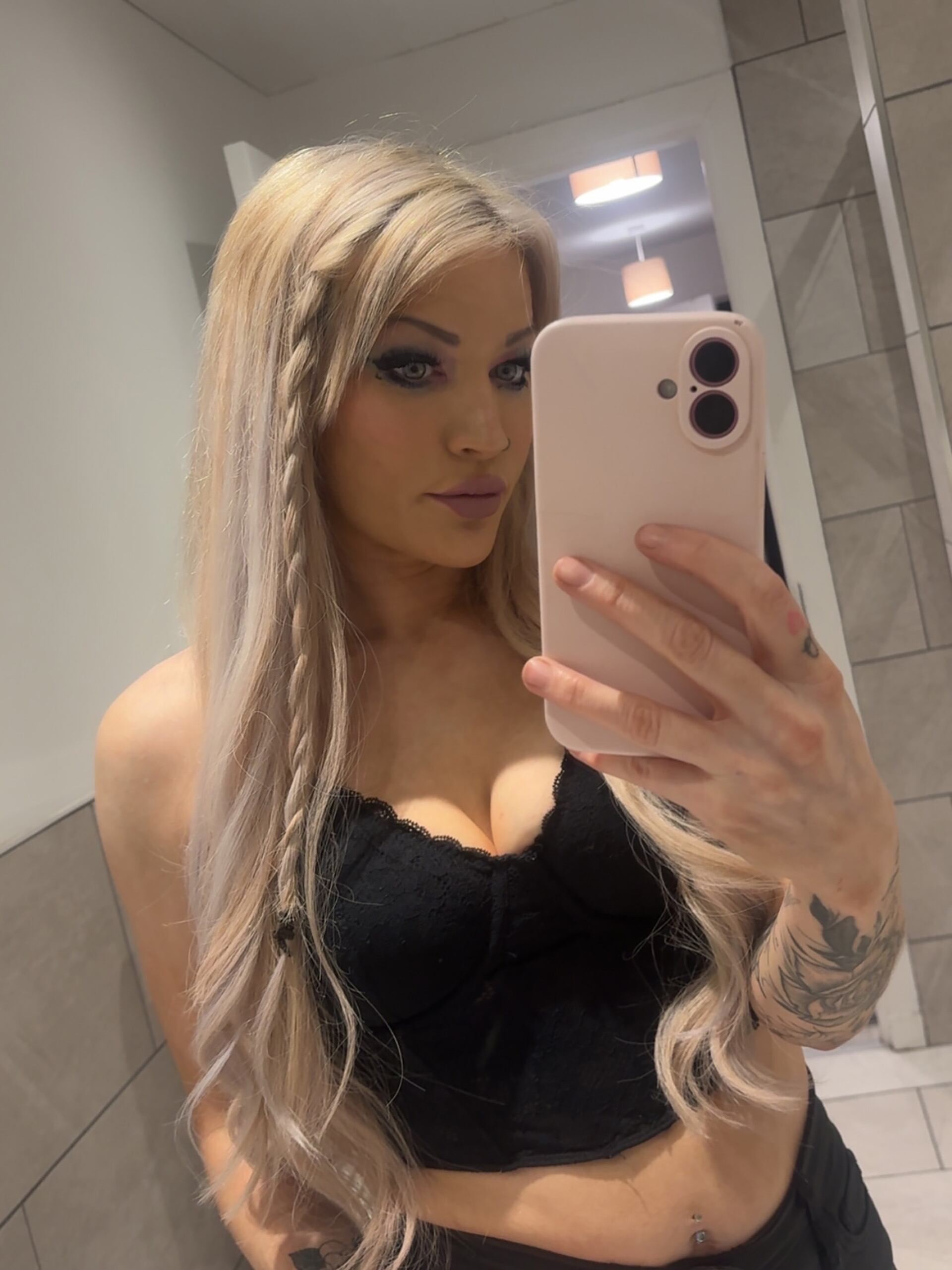 Elise Christie, ex patinadora olímpica, se conecta con sus seguidores tras su retiro de las pistas de hielo