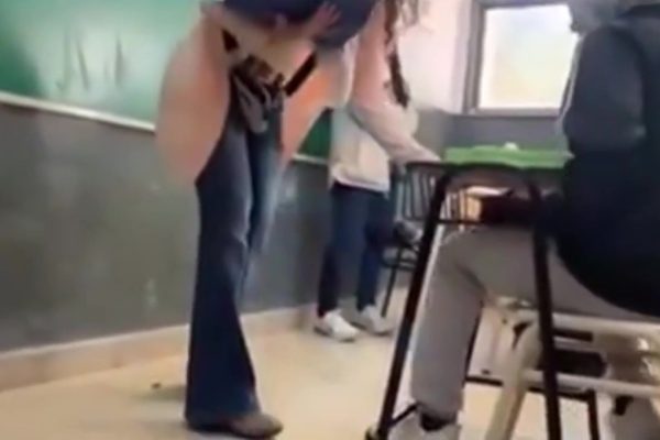 Una vicedirectora de una escuela de Rosario le pateó el pupitre a un alumno: qué dijo la madre del adolescente involucrado