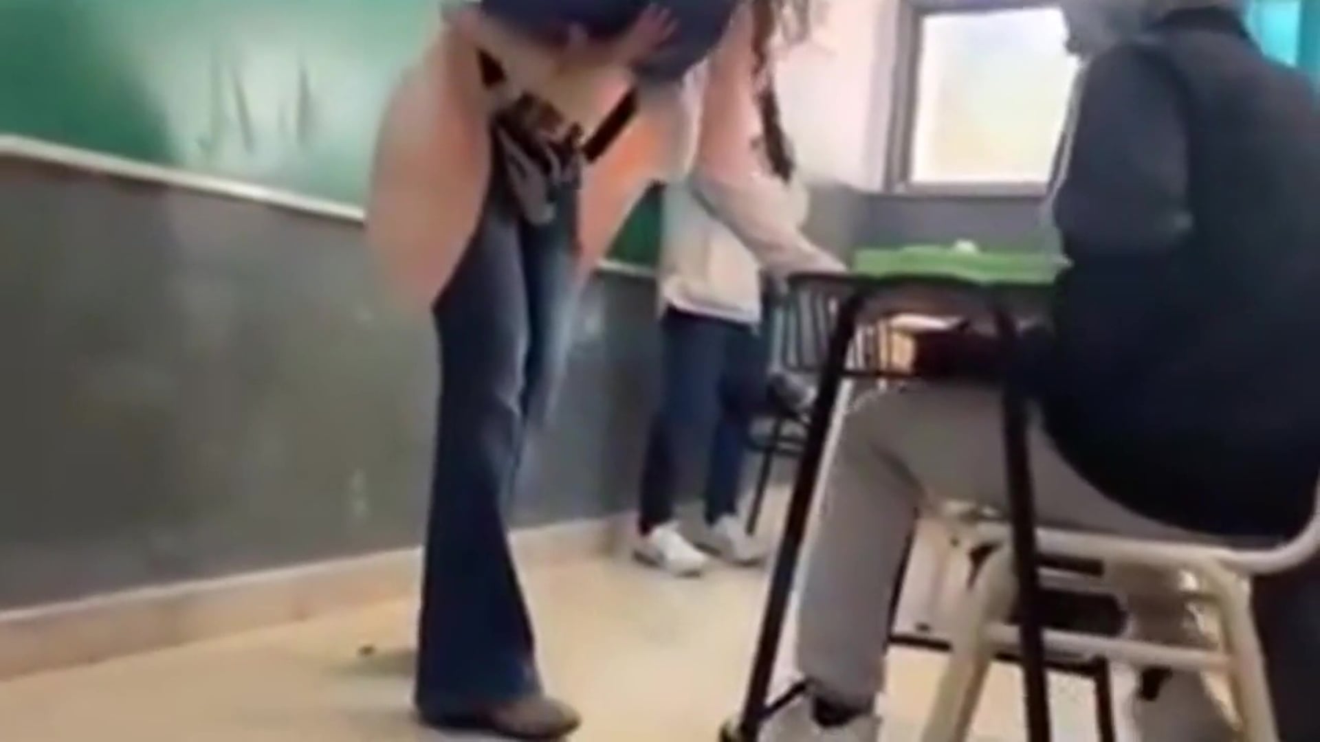Una vicedirectora de una escuela de Rosario le pateó el pupitre a un alumno: qué dijo la madre del adolescente involucrado