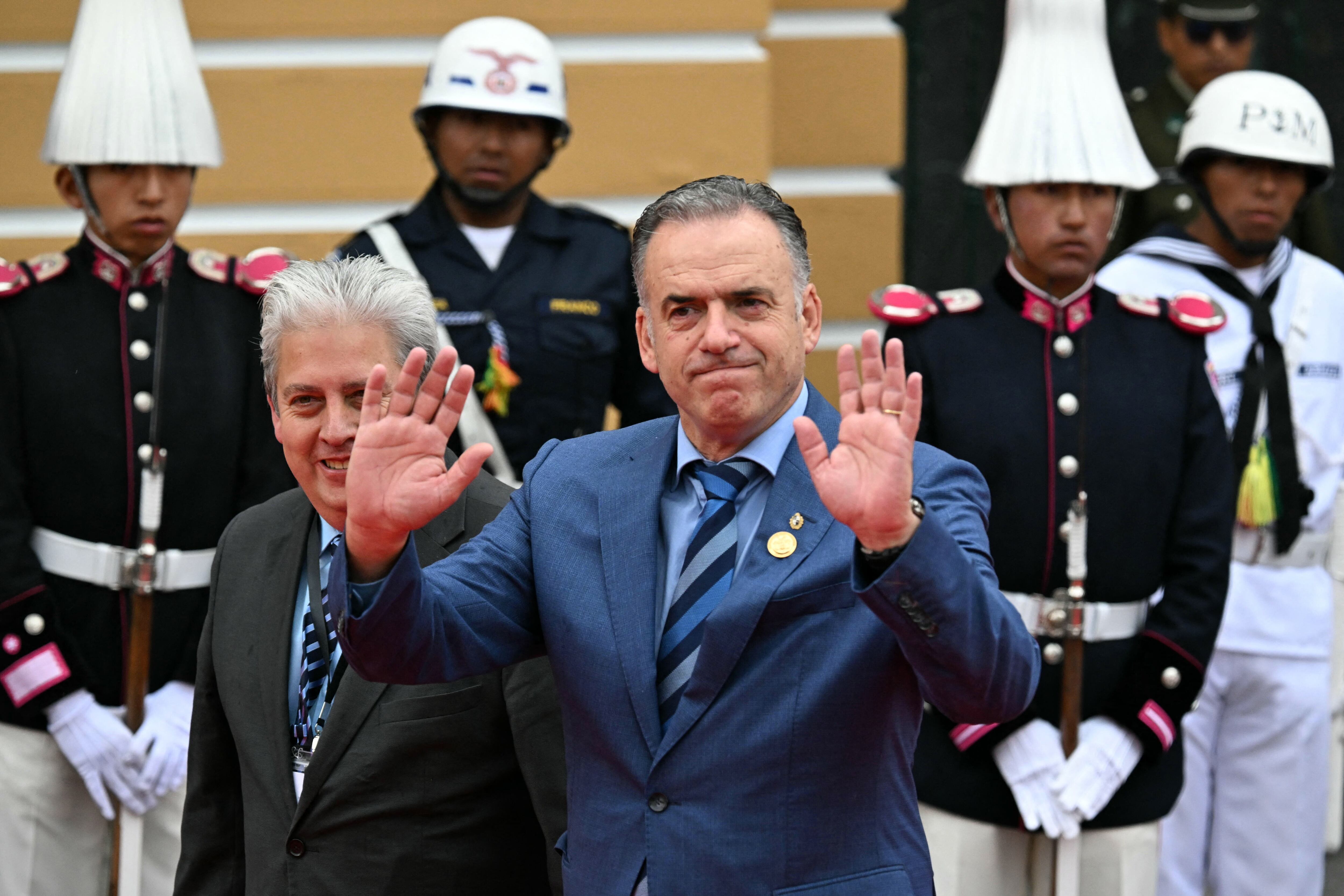 El presidente de Uruguay, Yamandu Orsi, saluda a su llegada a la Plaza Murillo para la ceremonia de investidura del presidente electo de Bolivia, Rodrigo Paz, en La Paz, el 8 de noviembre de 2025. (Foto de AIZAR RALDES / AFP) 