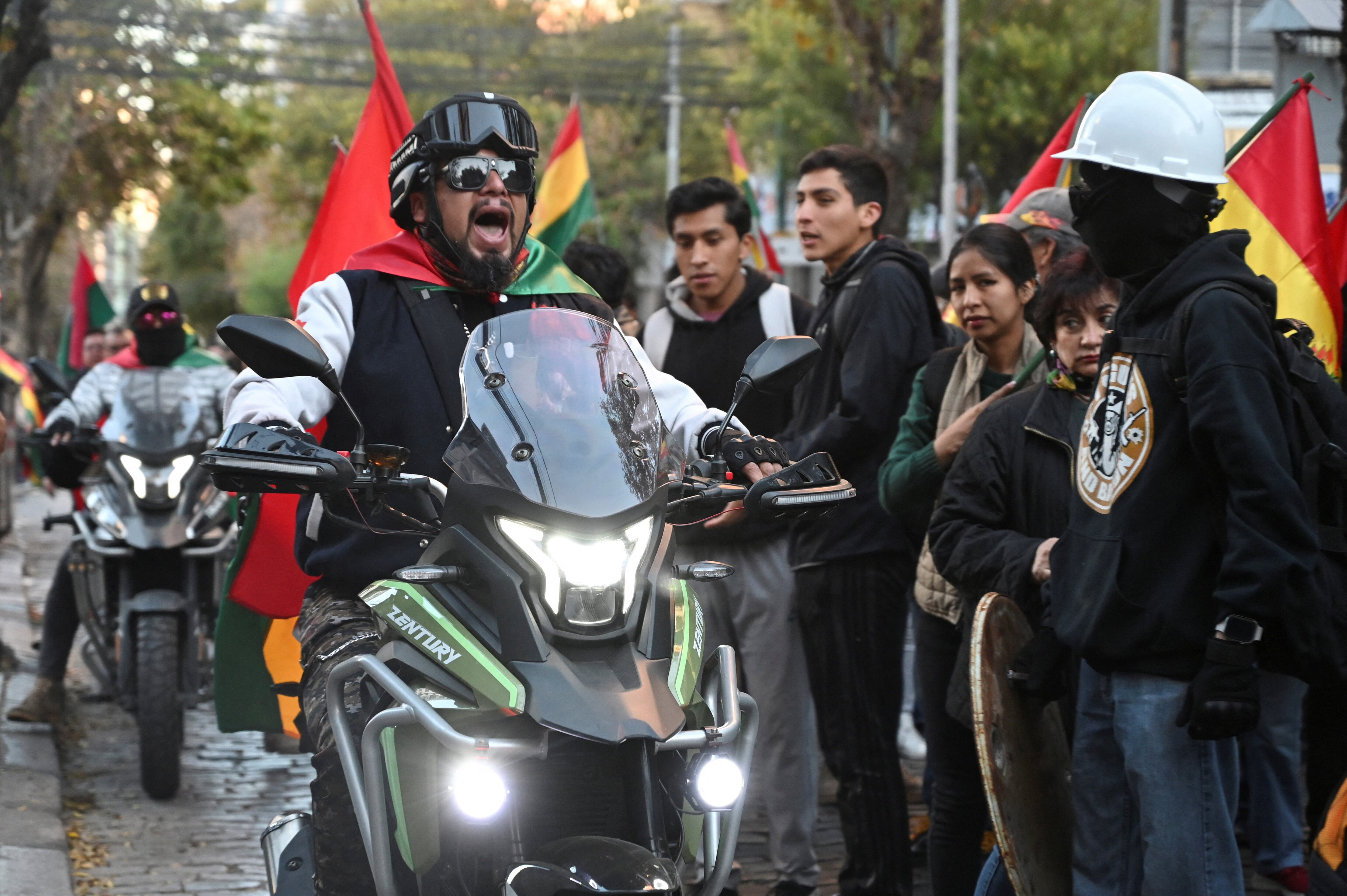 Una persona grita durante una marcha en defensa de la democracia y contra los bloqueos de carreteras y las medidas de presión, mientras continúan las protestas que exigen la renuncia del presidente de Bolivia, Rodrigo Paz, y la crisis económica y de combustible del país se agrava (REUTERS/Claudia Morales) 