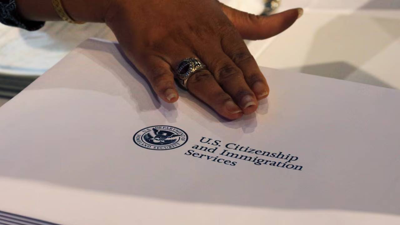 USCIS privilegia el trámite consular sobre el ajuste de estatus dentro de Estados Unidos, con excepciones para casos de interés nacional o beneficios económicos comprobados. (Reuters)