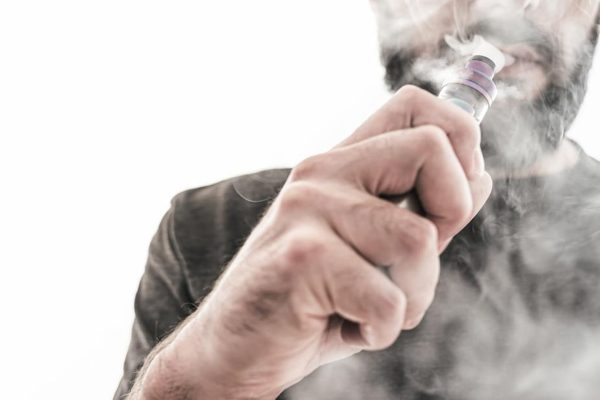 Vapeadores de nicotina triplican probabilidades de dejar el tabaco
