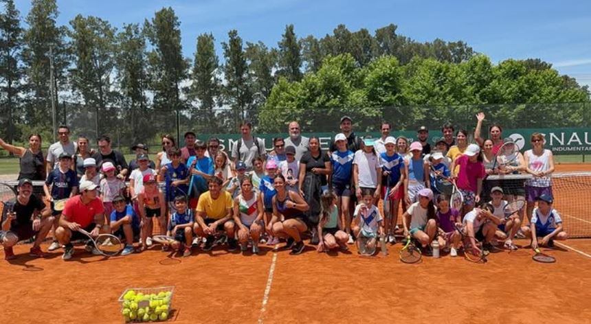 Grandes y chicos practican tenis en Vélez
