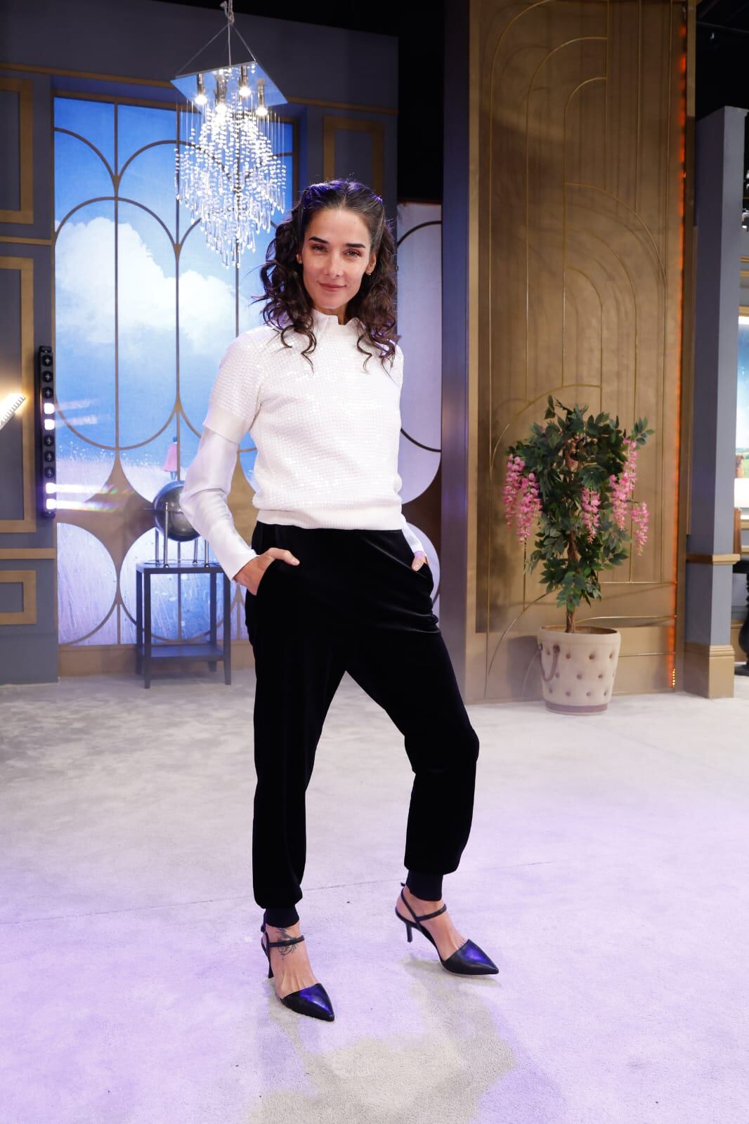 Vestido bronce, encaje bordado y escarapela: el look de Juana Viale para celebrar la semana patria en su programa