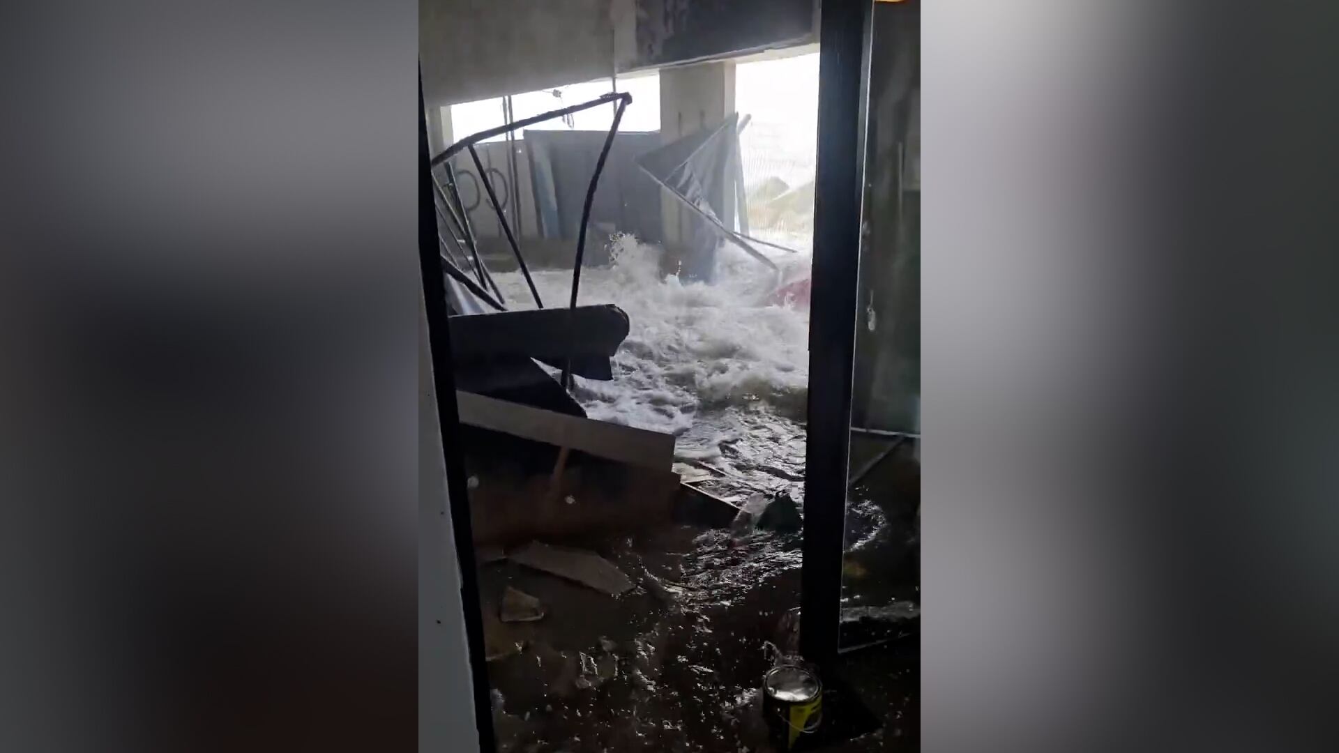 Un sector del histórico Torreón del Monje quedó severamente afectado por el fuerte oleaje y las inundaciones, mostrando grandes daños.