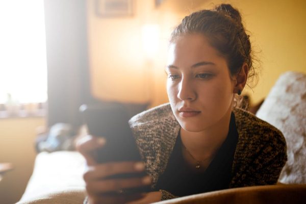 Vídeos en redes sociales y fácil acceso aumentan el riesgo de consumo de inhalantes en adolescentes