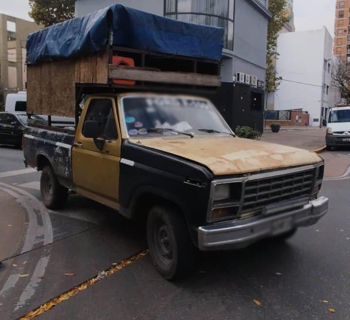 La Policía incautó una camioneta Ford en la que se trasladaban los delincuentes