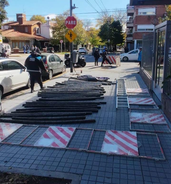 Los efectivos sorprendieron a tres de los delincuentes bajo tierra, mientras sustraían cables