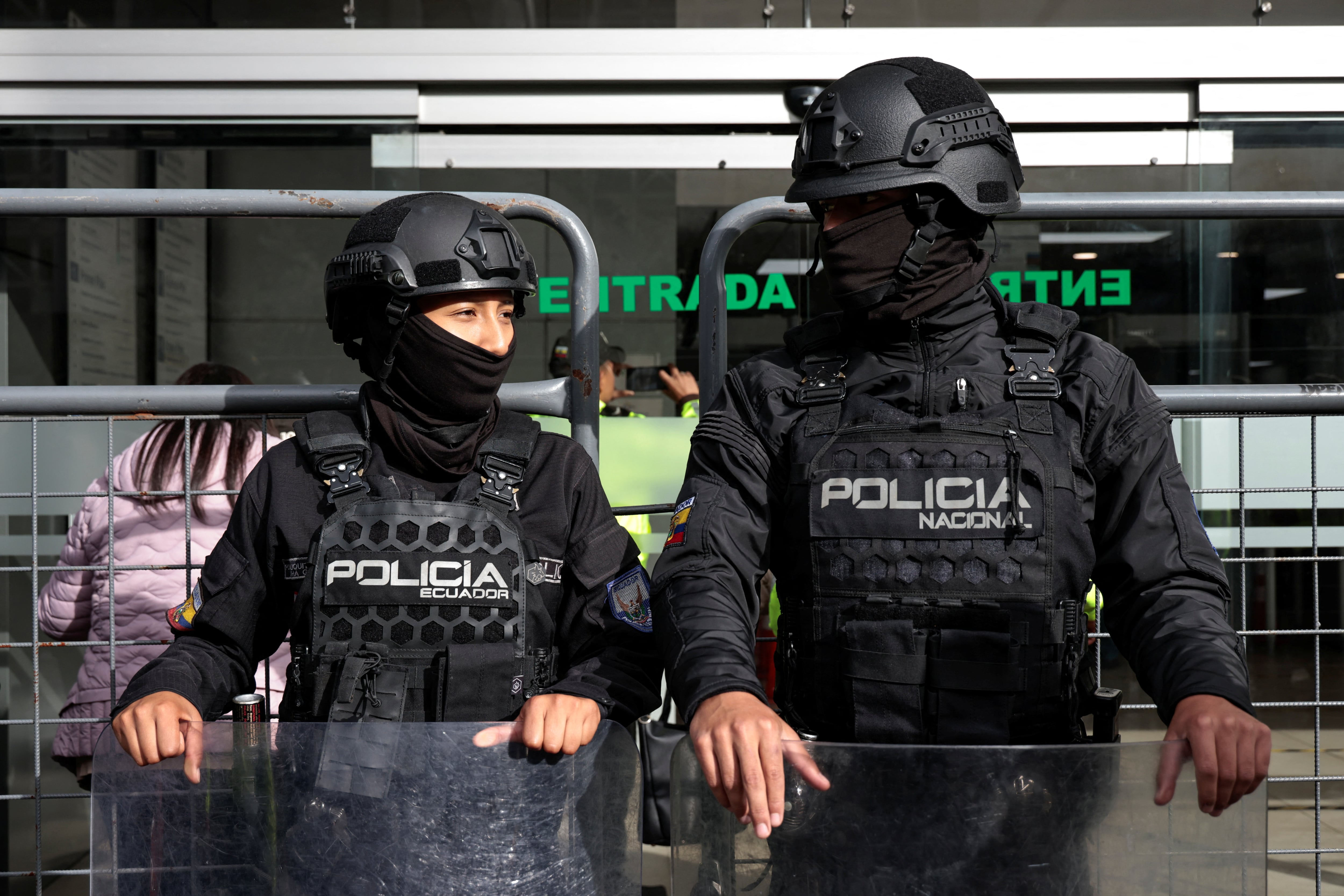 Agentes de policía montan guardia . REUTERS/Karen Toro