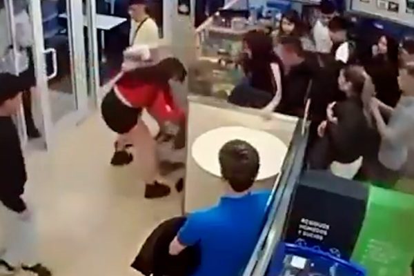 Violencia extrema en Chubut: una chica le pateó la cabeza a la salida del boliche, quedó desfigurada y pide justicia