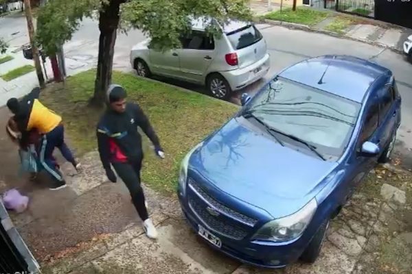 Violento robo en Lanús: dos hombres amenazaron y golpearon a una mujer, le sustrajeron el auto y escaparon