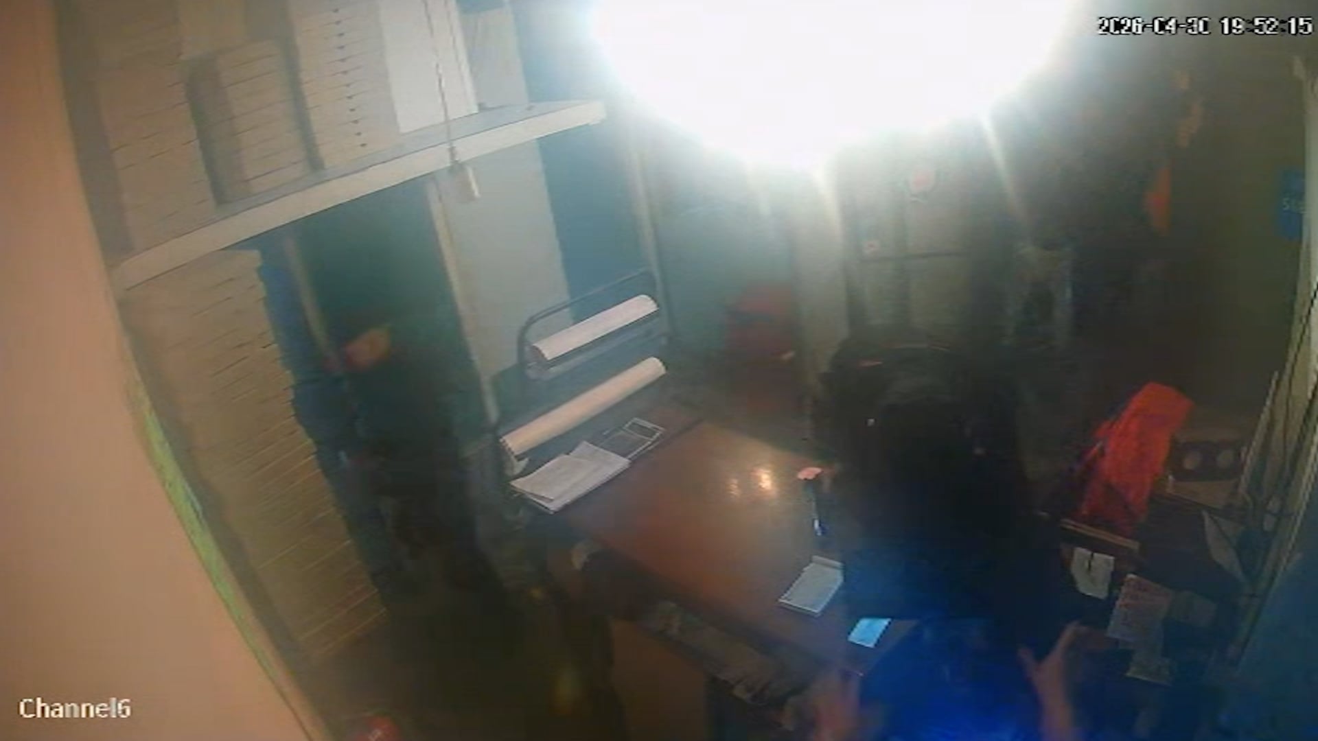 Violento robo piraña en una rotisería: encañonaron a los repartidores, los golpearon y les robaron las motos