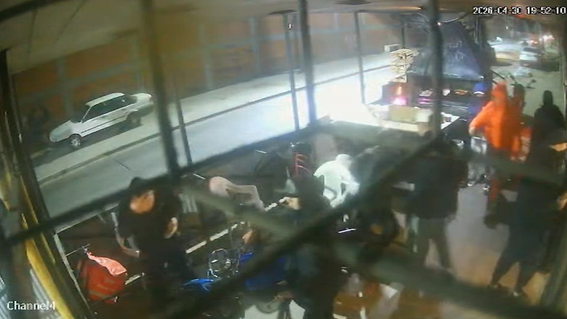 Los delincuentes llegaron en dos vehículos, frenaron en plena avenida y atacaron a las víctimas. 