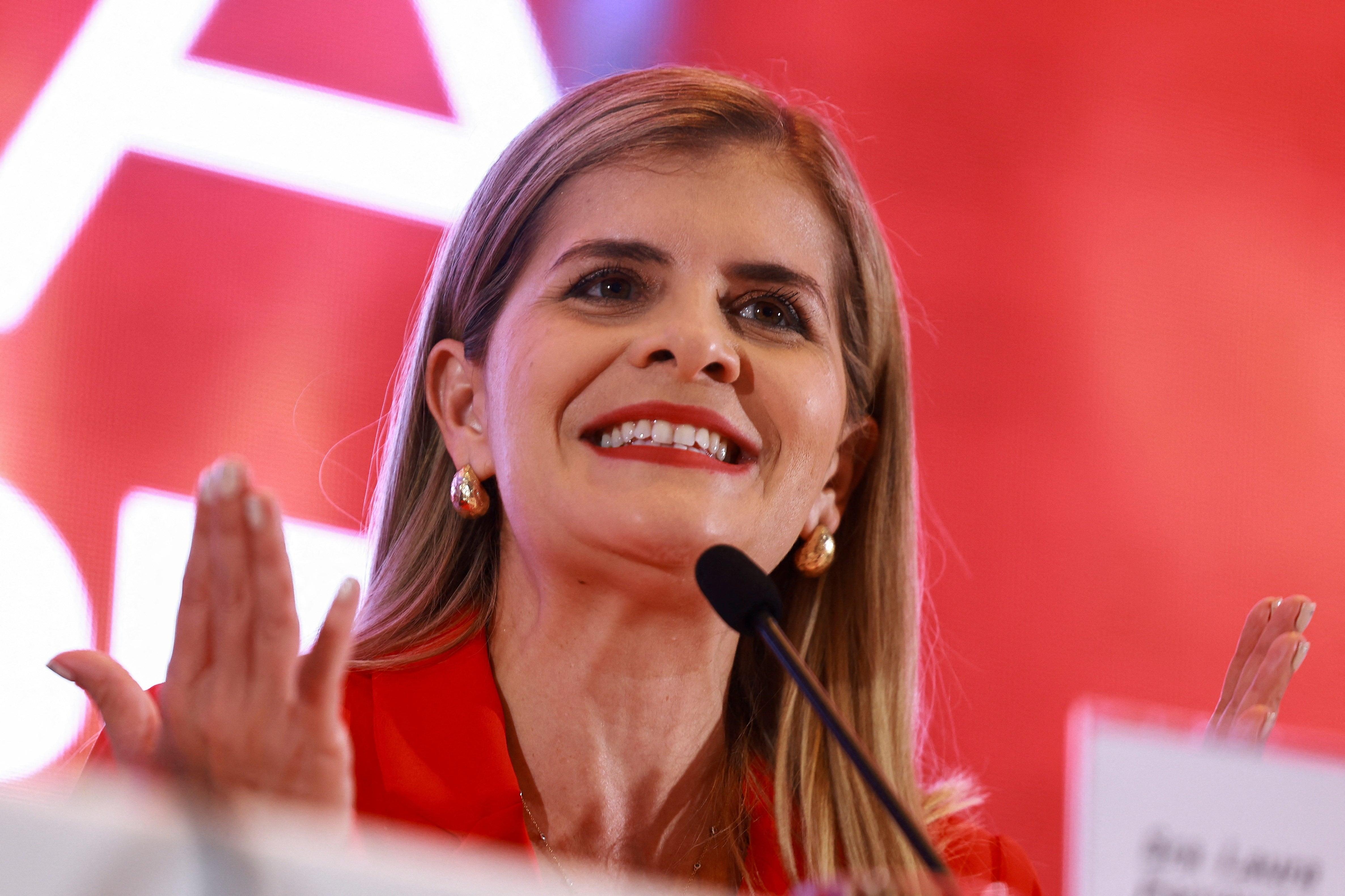 ARCHIVO: Ciudadanos costarricenses expresaron un respaldo mayoritario a Laura Fernández según el último sondeo nacional. REUTERS/Raquel Cunha