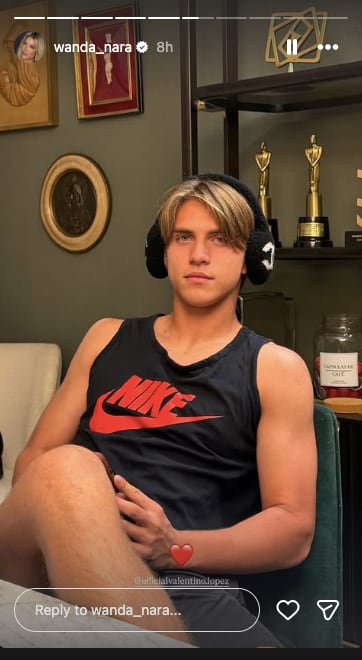 Valentino, el hijo mayor de Wanda, posa relajado en el living familiar tras el reencuentro, rodeado de trofeos y recuerdos
