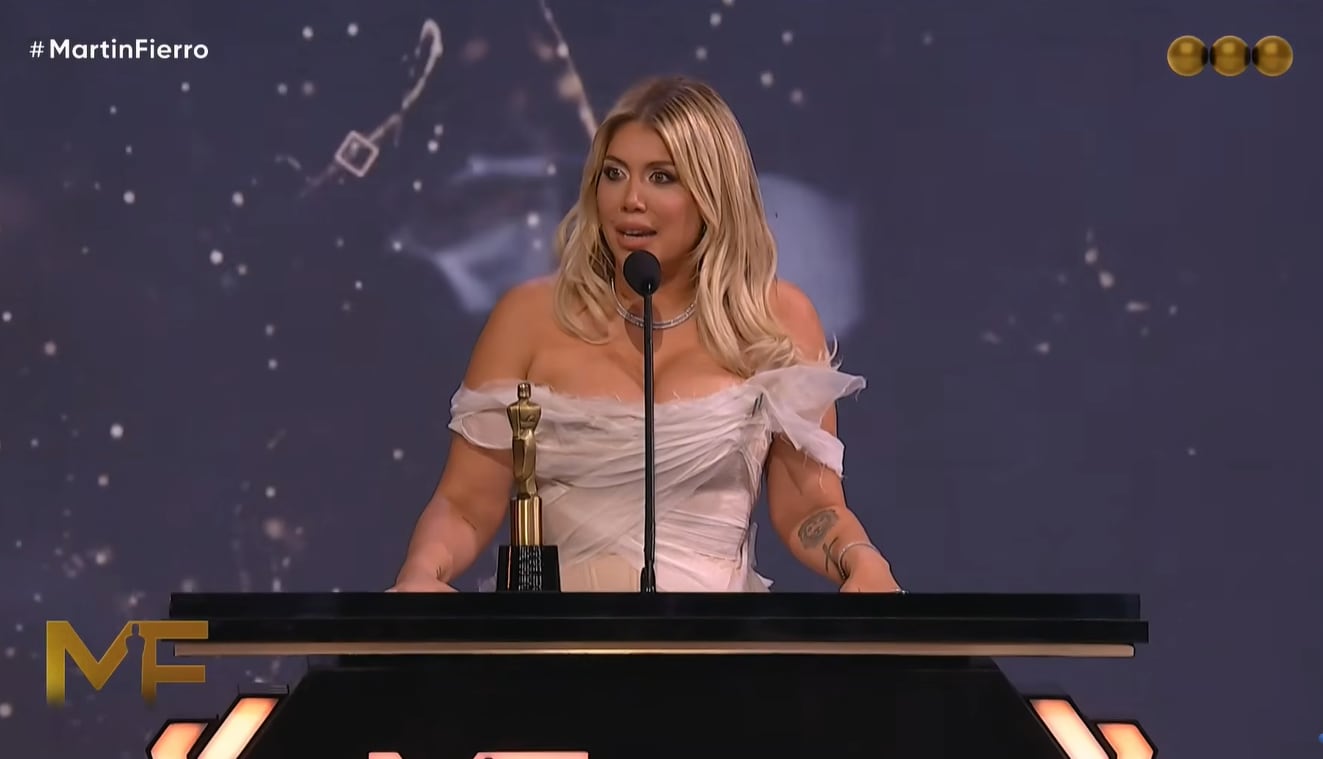 Wanda Nara agradeciendo la estatuilla dorada que se ganó en la ceremonia (Captura de video)