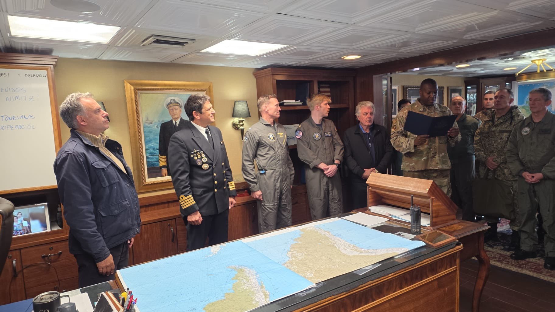 El presidente uruguayo Yamandú Orsi viajó este sábado a visitar el portaaviones USS Nimitz (@EPreve)