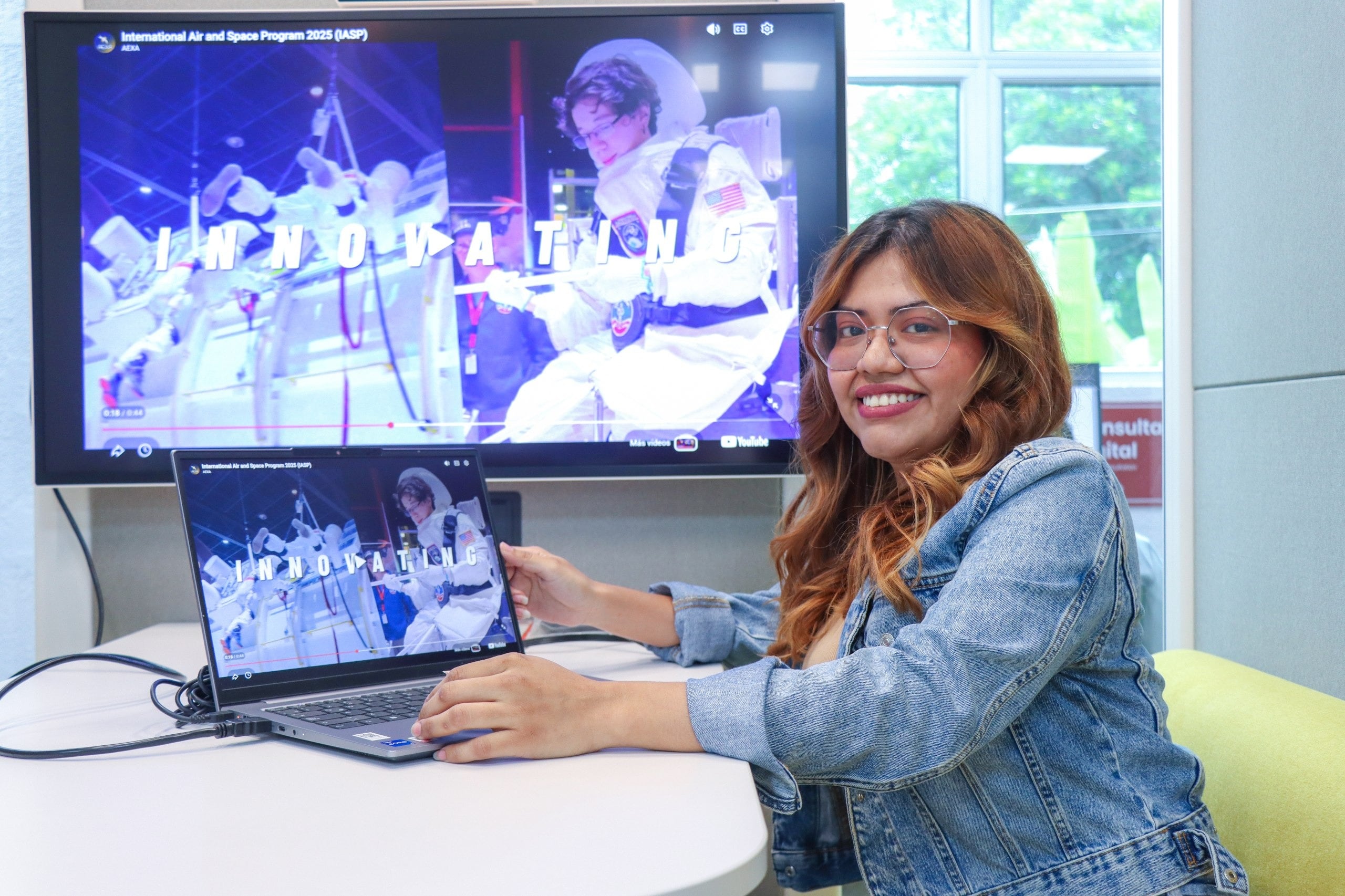 Ariel Torres, estudiante de Ingeniería Mecánica de la Universidad de El Salvador (UES), quien fue seleccionada para despegar rumbo al International Air and Space Program (IASP) 2026 de laAdministración Nacional de Aeronáutica y el Espacio(NASA), en Estados Unidos.