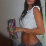 Zaira Nara prendió fuego las redes con su look mundialista: bikini celeste, Sol de Mayo y figuritas del Mundial 2026