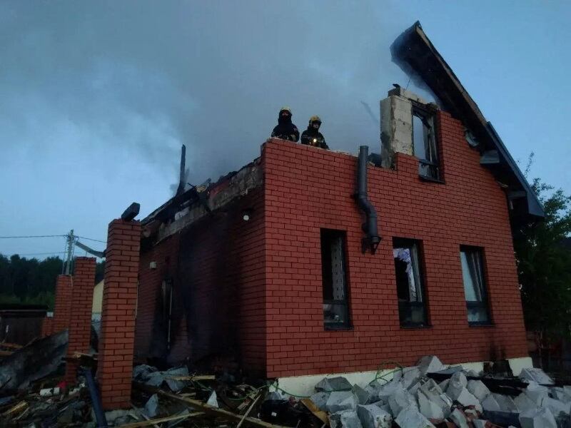 Bomberos trabajan entre los restos de una vivienda dañada tras un ataque con drones en la región de Moscú (REUTERS)