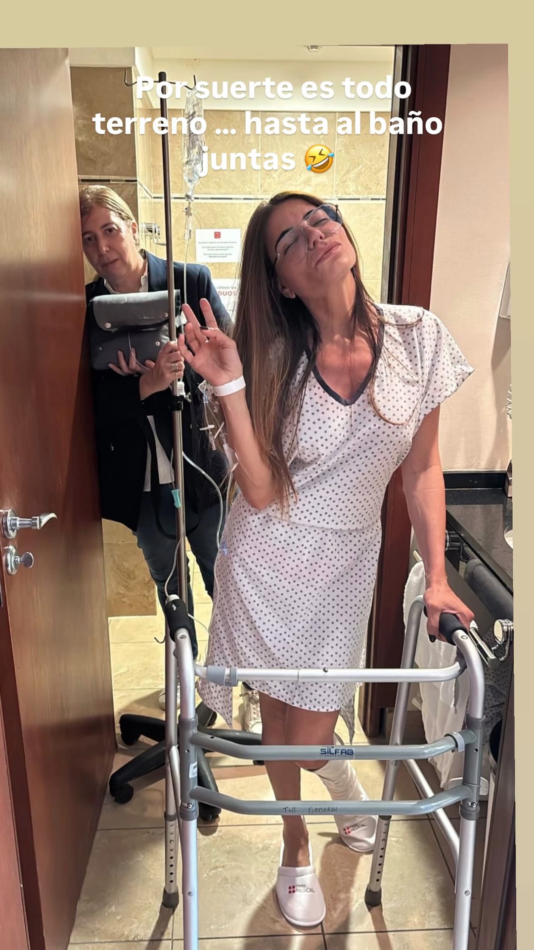 Zulemita Menem se muestra en plena rehabilitación post-operatoria, utilizando un andador y con un suero intravenoso, comunicando su estado de salud en redes sociales.
